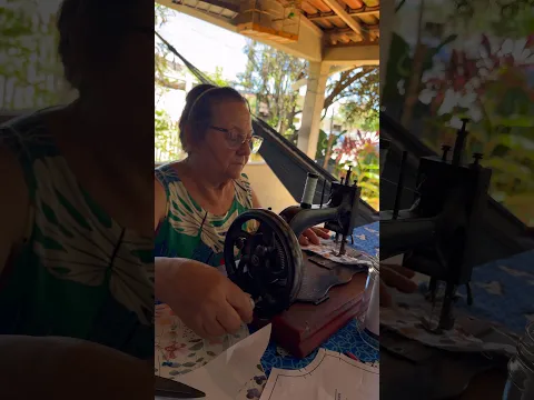 Minha avó costurando na máquina antiga