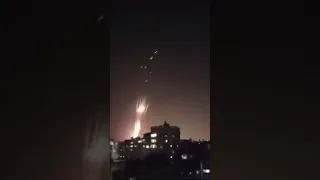 الله حولك ومقابيلك حدك عم تشمخ راية خلفك في بيوت بتدعيلك قدامك حدو جاييه اضرب اضرب والريح تصيح    دندنها