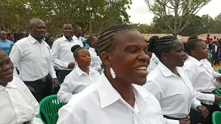 SIWEZI KUBAKI KITINI By Credo Mbogoye Shirikisho La Kwaya Mafinga Sikukuu Ya Bikira Maria 
