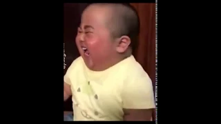 طفل صيني يضحك 