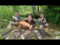 Download Lagu 30 Days and nights with my children catching fish, trapping fish on rainy days to sell at the market
