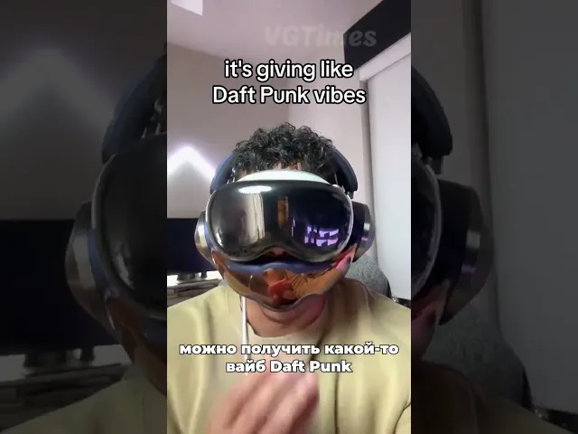 С наушниками