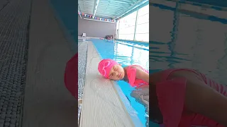 اول تجربة لي بالسباحة 