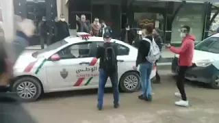 لحظة القبض على مول الكونطرات لي خدا من عند مجموعة من الناس باغين يهاجرو أكتر من مليار ونص دندنها