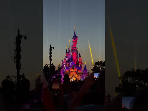 Disneyland. Алиса сидя на плечах у папы, смотрит вечернее шоу в Диснейленде Париж.