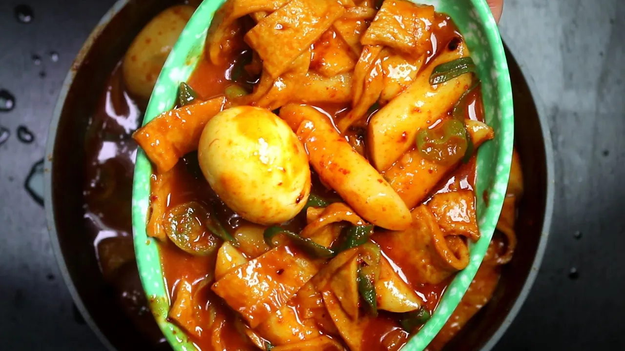 분식집 떡볶이와 떡꼬치