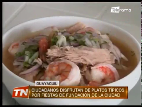 Ciudadanos disfrutan de platos típicos por fiestas de fundación de la ciudad