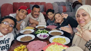 تحدي اكل مع لمه العيله على فطار يوم الجمعه شوفوا الفطار اللي بفطره بتاعي كل يوم 