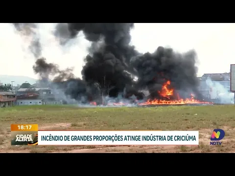 Incêndio de grandes proporções atinge indústria de cola em Criciúma