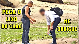 PEGADINHA: 🚨 FLAGRANTE! PEGUEI O ALVO JOGANDO LIXO NA RUA! 🗑️