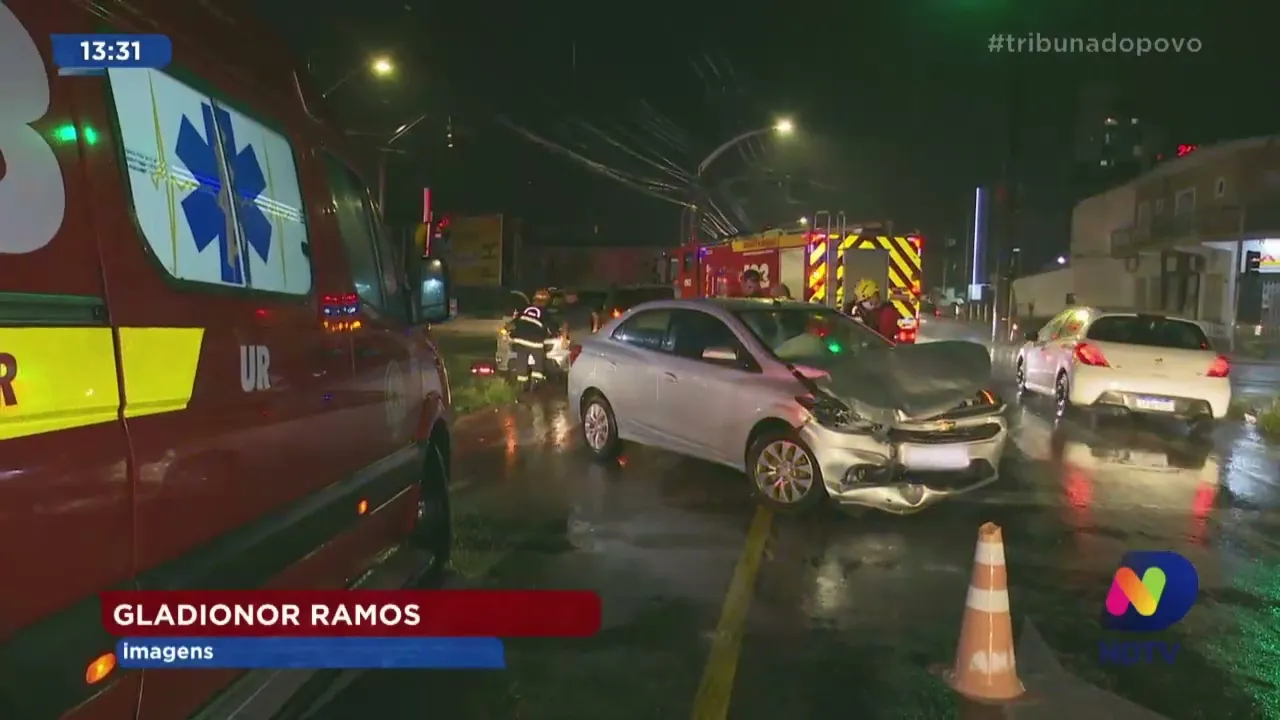 Carro x carro: três pessoas ficam feridas em acidente no bairro Anita Garibaldi