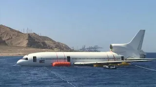 شاهد إغراق طائرة في خليج العقبة من أجل خلق شعب مرجانية جديدة وموقع للغطس 