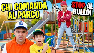 Jason e Alex contro il padrone del parco giochi! | Riusciranno a giocare insieme e fare pace?