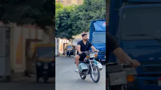 راكب مكنه   بعده صوت  ونازل بدنجل وسط البلد      دندنها