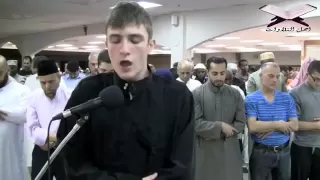 رائع شاب أمريكي مسلم يقرأ القرآن الكريم بطريقة تلامس القلب والوجدان 