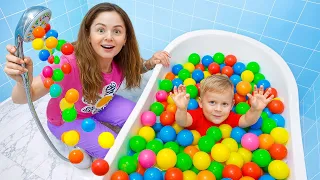 Oliver et maman : un monde de balles colorées