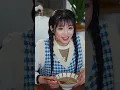 首富老頭險些被箱子砸中，怎料鄉下女孩飛身替他擋下一切，意外掉落的月牙玉佩竟讓老頭認出她是自己苦尋20年的親生女兒！#逆袭 #打脸 #反转 #认亲