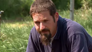 Il cuisine seulement des légumes de saison