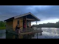 Download Lagu diguyur hujan deras bersama anak istri di rumah apung