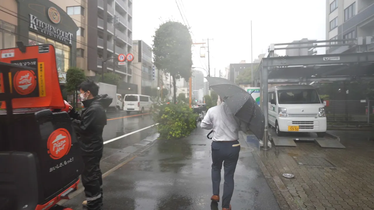 【4K HDR】Rainy Walk in Tokyo during Typhoon