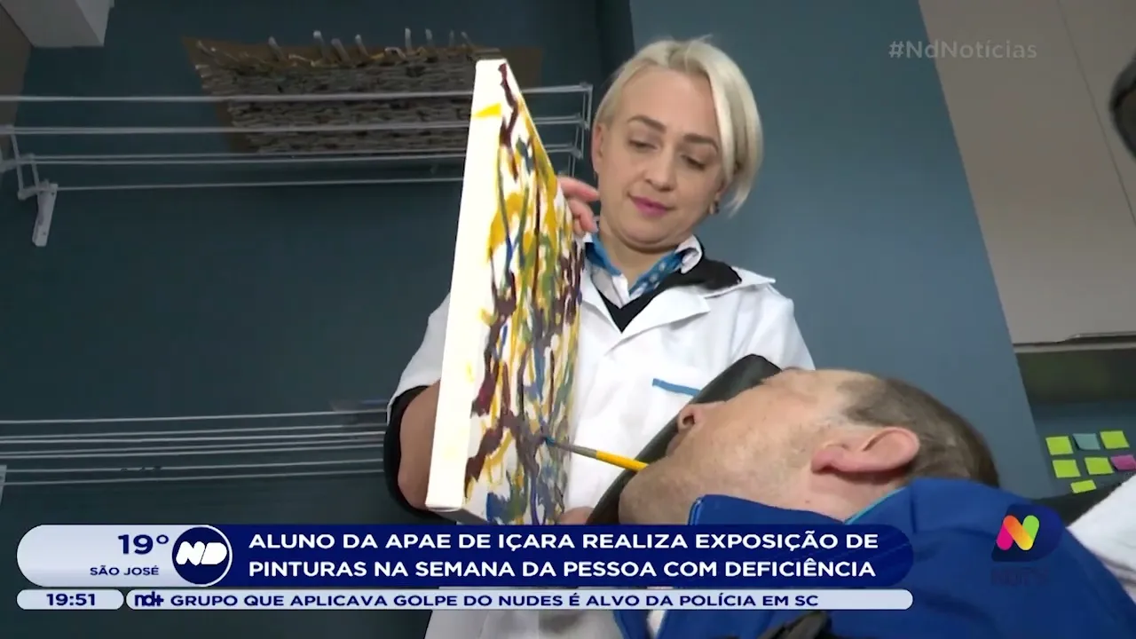 Aluno da APAE de Içara realiza exposição de pinturas na semana da pessoa com deficiência