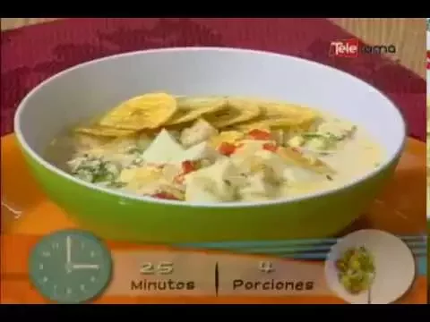 Sopa de pollo con chifles