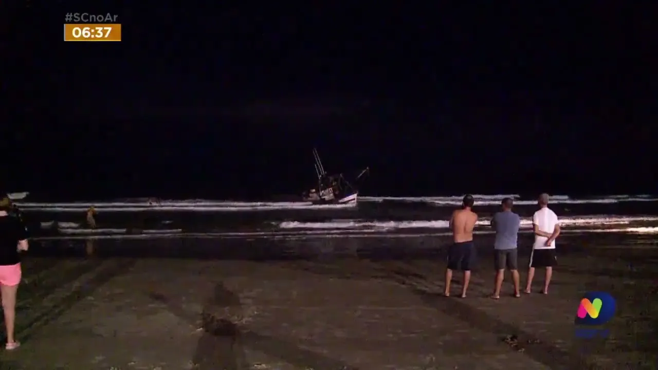 Operação tenta tirar barco de pesca de Navegantes que naufragou na Praia do Santinho