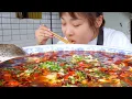Download Lagu 🔥【麻辣水煮鱼暴击】秋妹狂炫5斤大白鲢！豆腐吸饱辣汤瞬间封神！现杀活鱼+手磨蘸水=舌尖核弹！💥