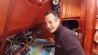 Установка трюмного насоса на яхте.