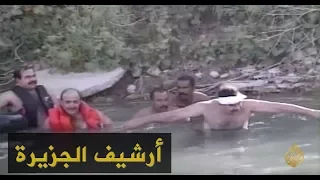 صدام حسين يشارك سباحي بلاده بعبور نهر دجلة 1997 9 16 
