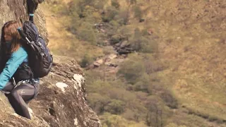 بنت صغيرة بتتحبس على قمة جبل ومابقتدرش تتحرك من مكانها عشان لو نزلت هتموت A Lonely Place To Die 