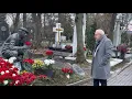 Lagu HAPPY BIRTHDAY, FATHER! YURI NIKULIN'S CHILDREN WITH FLOWERS AT THE ARTIST'S GRAVE | NOVODEVICHYE...