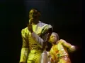 Earth, Wind & Fire - Sing a Song (Live)