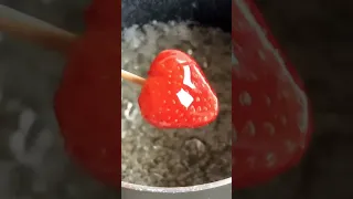 طريقة عمل الفواكه الزجاجية بالفراولة 