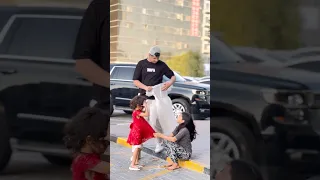 بنت سرقت ملابس من المتجر لتلبس اختها الصغيرة وعندما رأها المدير فعل شيء غير متوقع 