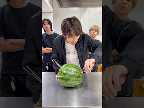スイカの中から何が出てくる？！🍉