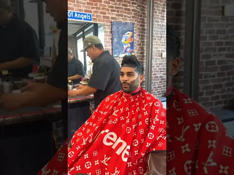 هادا الرجل كان في الحلاق وفجأة !!! صدم الجميع #shortvideo