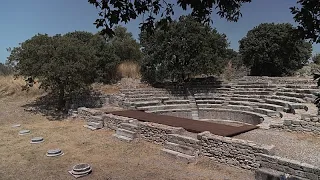 في جناق قلعة، تروي أطلال طروادة ومزارع كروم بوزجادا تاريخًا طويلاً