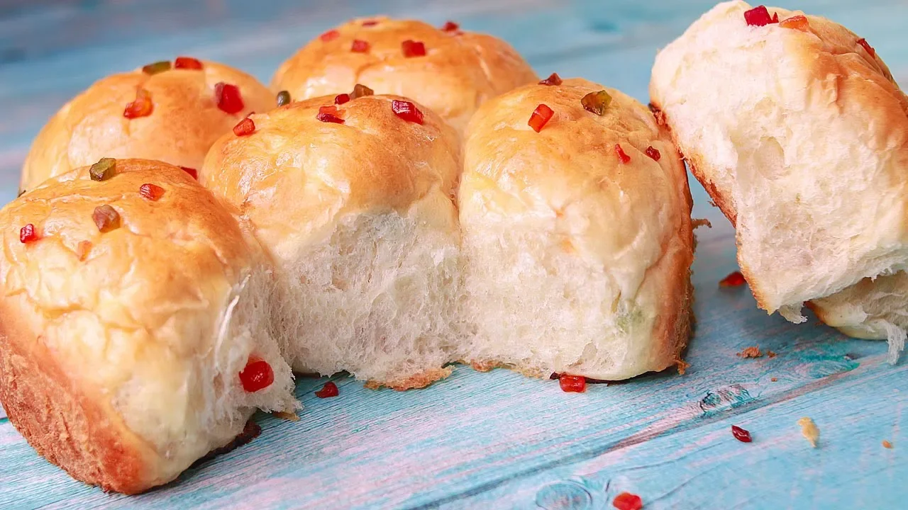 Its easter which means its time for Easter eggs I mean hot cross buns. If you've never made them bef. 
