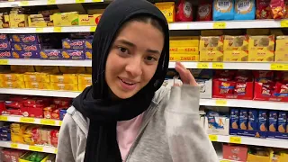 انه   يار چودي    في تحدي مشترياتنا بلون ملابسنا من السوبر ماركت   لمده دقيقه   دندنها