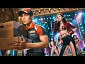 Lagu Serangkaian kejadian tak terduga membuat diva pop itu jatuh cinta dengan seorang pengantar barang.