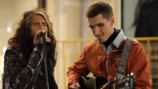Impresionante Steven Tyler de Aerosmith sorprende a un musico callejero