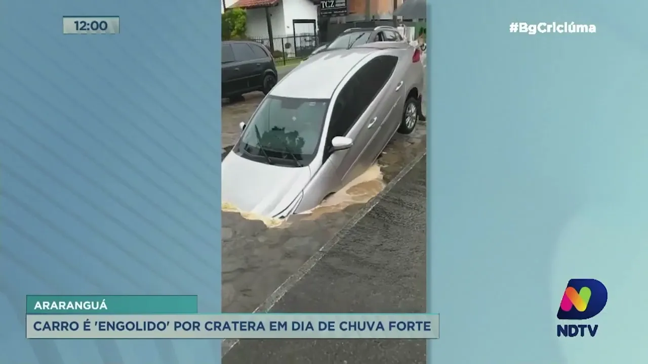 Carro é 'engolido' por cratera após fortes chuvas em Araranguá