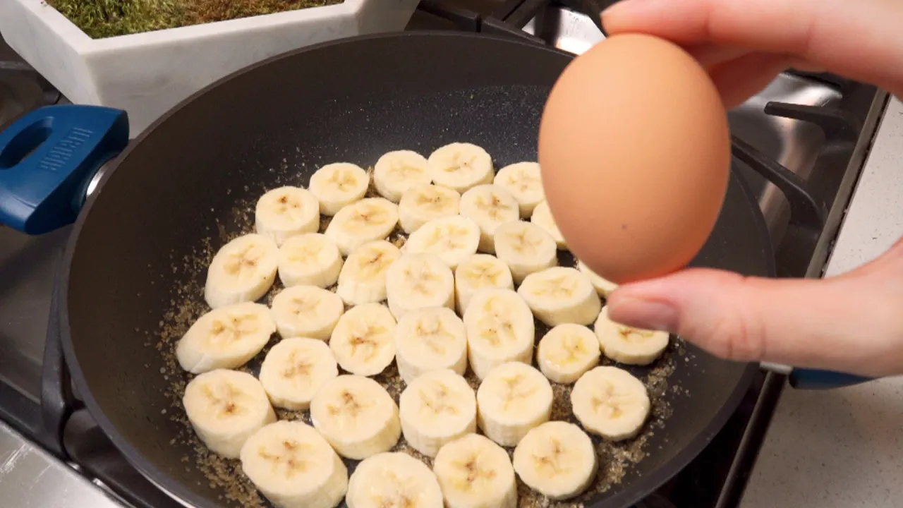 
          
          
          
            
            Der berühmte Kuchen mit 1 Ei und 2 Bananen in einer Pfanne
          
        . 