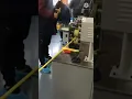 Hoe rietjes gemaakt worden. Zeer bevredigende video over fabrieksmachines.