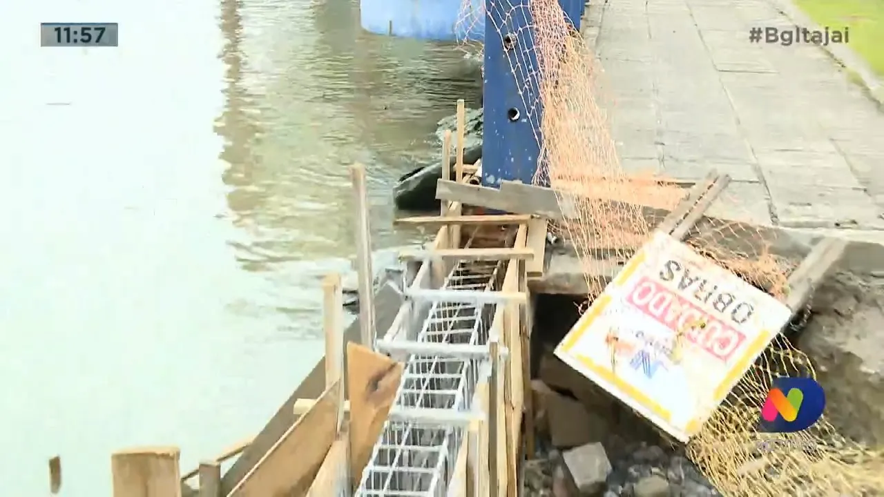 Sem manutenção guarda-corpo coloca em risco segurança no calçadão próximo ao ferry boat