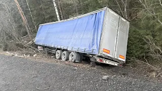 Фура сбросила стоячую Газель в лес и убила 2 пилотов