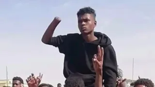  الثوره السودانية  عقد الجلاد   سبحتو من حبال المشنقة المرفوعة  جلابيتو من كفن الشهيد مقطوعة دندنها