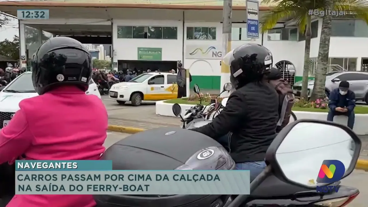 Carros passam por cima da calçada na saída do ferry-boat