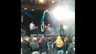 with eyes of apathy i sense a falling dude live sommarrocken